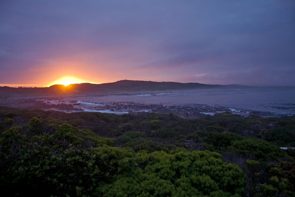 Schulphoek Seafront House Hermanus Luaran gambar Sunset over the town of Port Lincoln