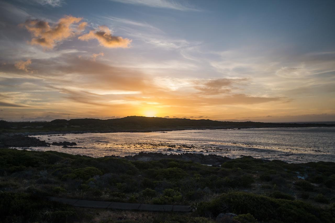 Schulphoek Seafront House Hermanus Luaran gambar Sunset over the bay